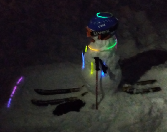 Schneemann Marc Hausen bei Dunkelheit
